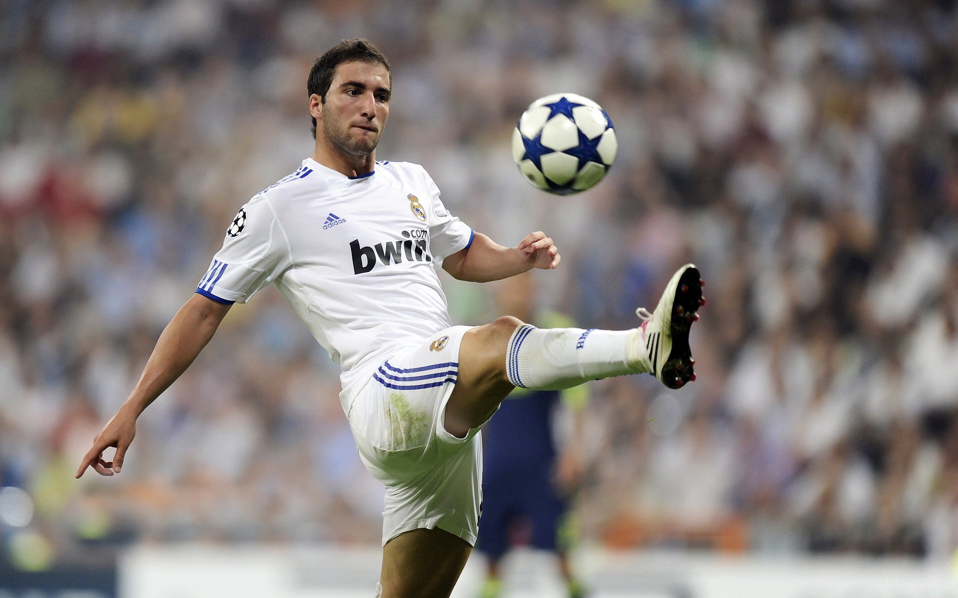 开云体育平台APP-贝林厄姆的无声革命，当压制级发挥超越胜负，利物浦在罗马城听见未来轰鸣